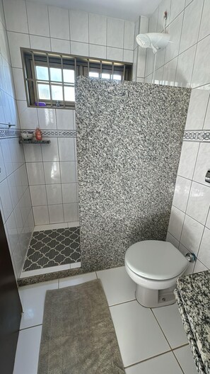 Ducha, jabón, papel higiénico