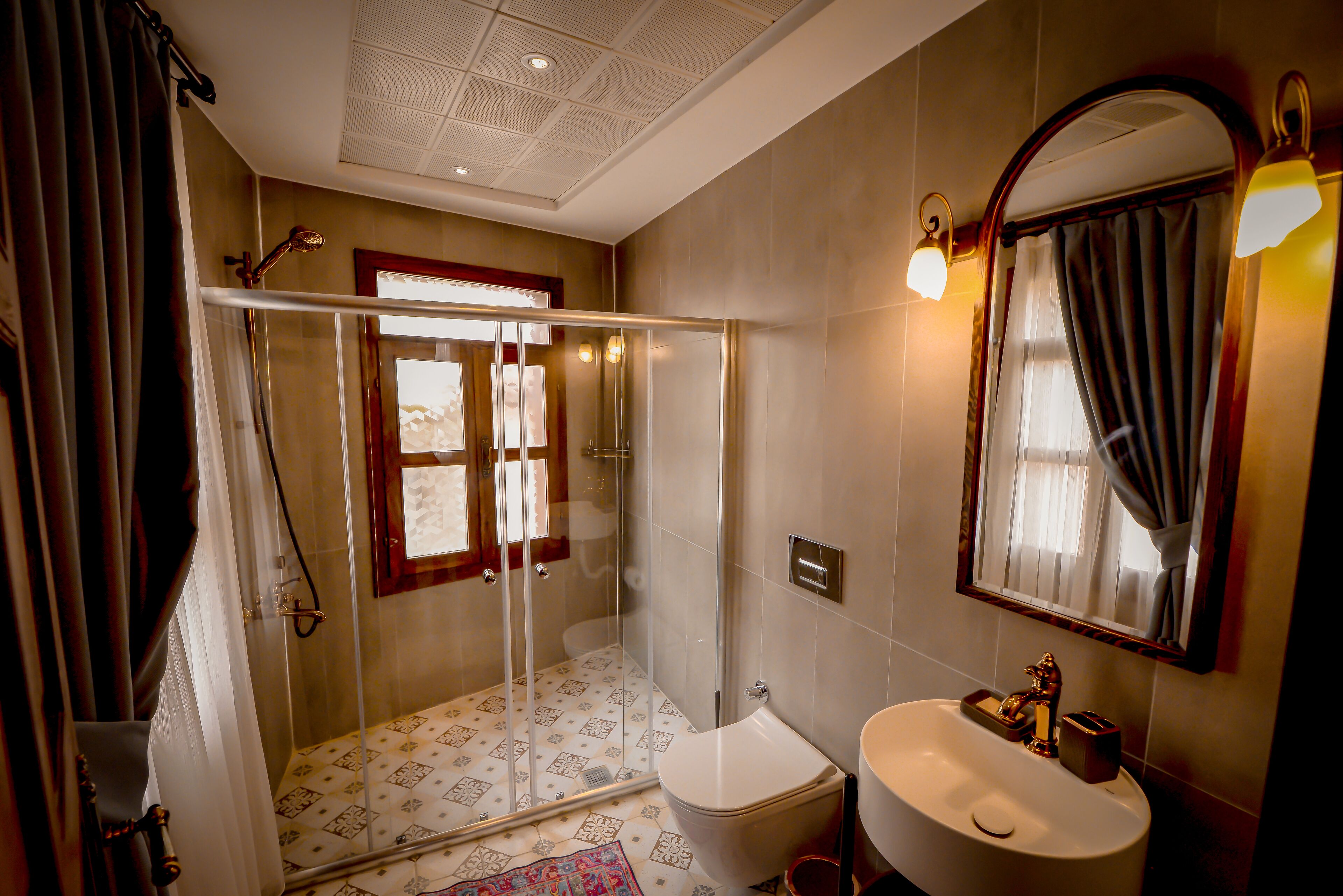 Kamar Deluks | Kamar mandi | Shower, pengering rambut, handuk, dan sabun
