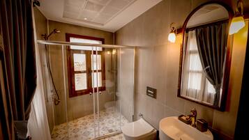 Kamar Deluks | Kamar mandi | Shower, pengering rambut, handuk, dan sabun