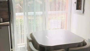 Una cocina moderna con comedor, amplios puertas correderas de vidrio y vista a zonas verdes.