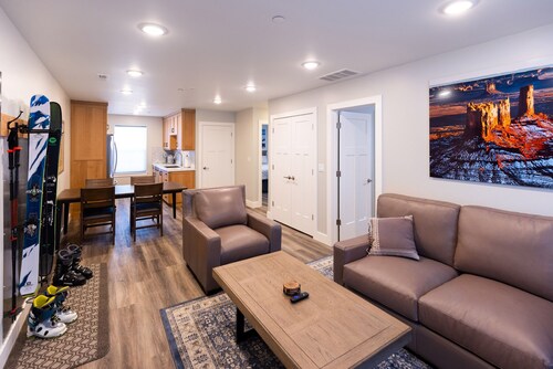 Excellent location for skiing!  Brand new, comfy 2BR apartment