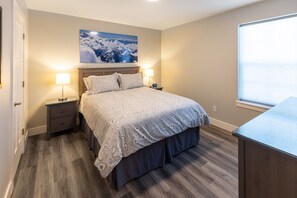 2 chambres, coffre-fort, fer et planche à repasser, lit de bébé portatif