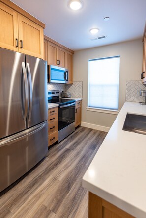 Refrigerador, microondas, horno y parrilla de estufa 