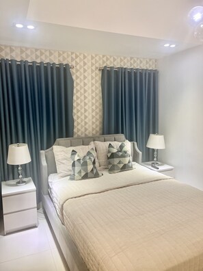 1 bedroom, iron/ironing board, WiFi, bed sheets - One Bedroom Luxury and centric apartment , pool , gym  (Santo Domingo)