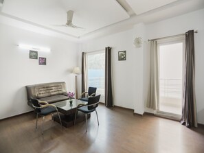 Executive Studio, 1 King Bed | 1 bedroom, premium bedding, minibar, free WiFi