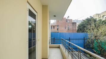 Executive Studio, 1 King Bed | Balcony