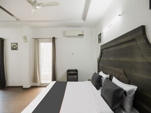 Deluxe Double Room, 1 Bedroom | Premium bedding, minibar, free WiFi, bed sheets - Dormy Villa By Dreamz Hospitality (Gurugram)