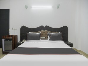 Deluxe Double Room, 1 Bedroom | Premium bedding, minibar, free WiFi, bed sheets - Dormy Villa By Dreamz Hospitality (Gurugram)