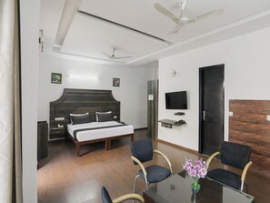 Executive Studio, 1 King Bed | Premium bedding, minibar, free WiFi, bed sheets - Dormy Villa By Dreamz Hospitality (Gurugram)