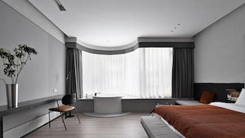 Luxe tweepersoonskamer | Luxe beddengoed, pillowtop-bedden, een bureau, een laptopwerkplek