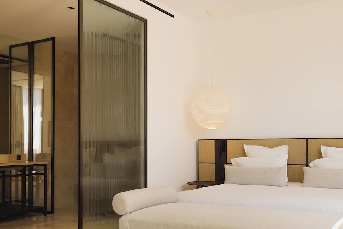 Suite Bachelor | Egyptian cotton sheets, premium bedding, minibar, in-room safe