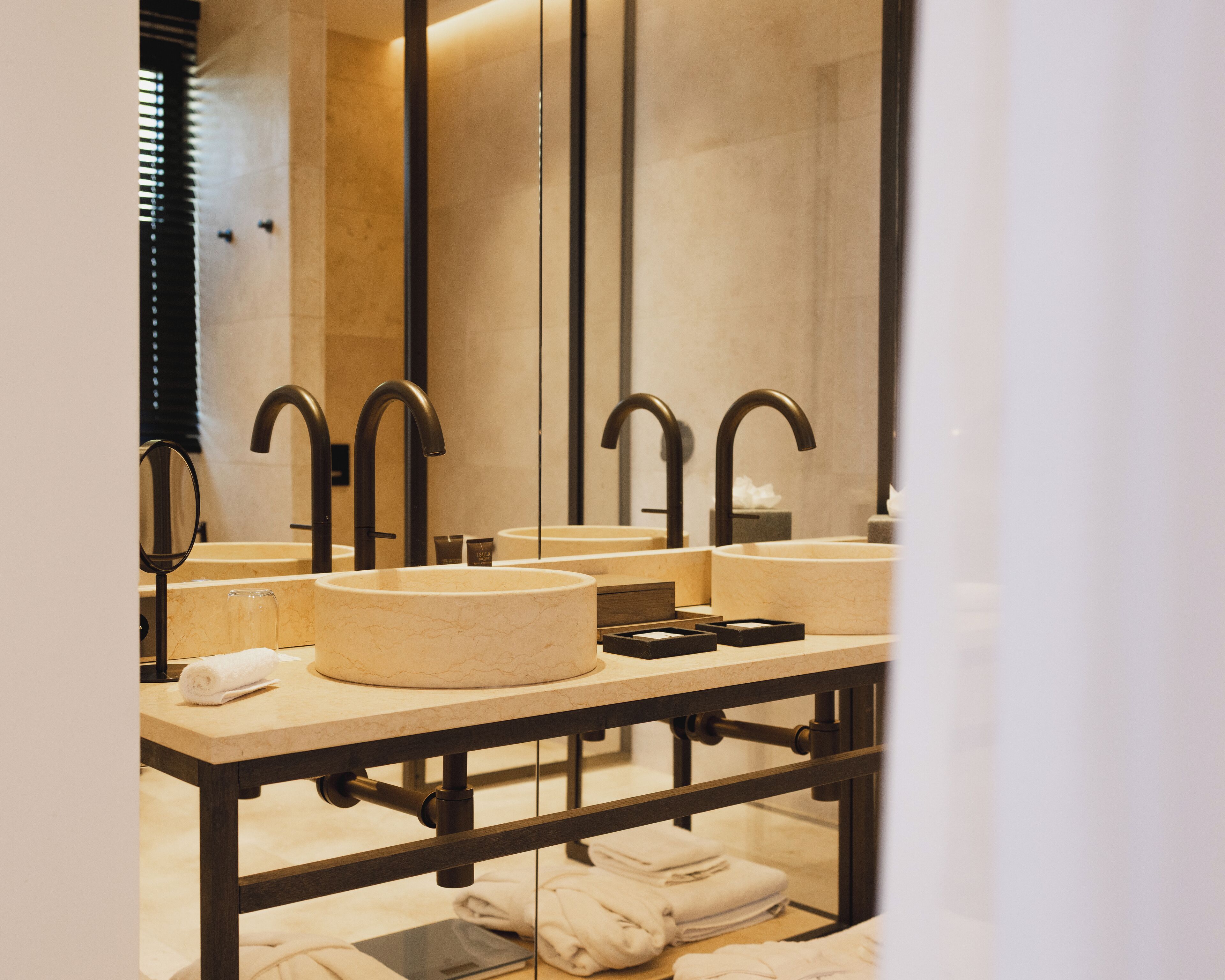 Suite Première | Badezimmer | Duschwanne, Regendusche, Designer-Toilettenartikel, Haartrockner