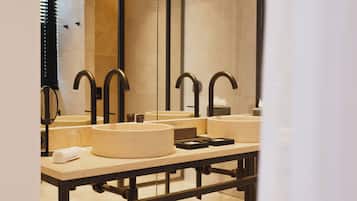 Suite Première | Badezimmer | Duschwanne, Regendusche, Designer-Toilettenartikel, Haartrockner