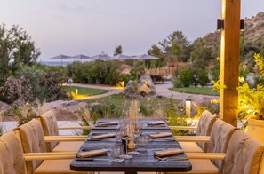 Petit déjeuner, déjeuner et dîner servis sur place, vue sur la piscine