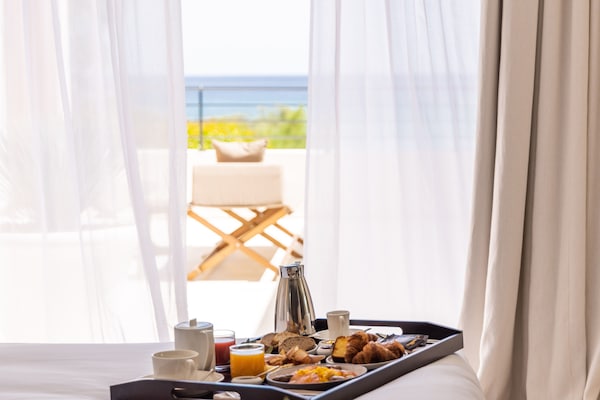 Daily buffet breakfast for a fee
