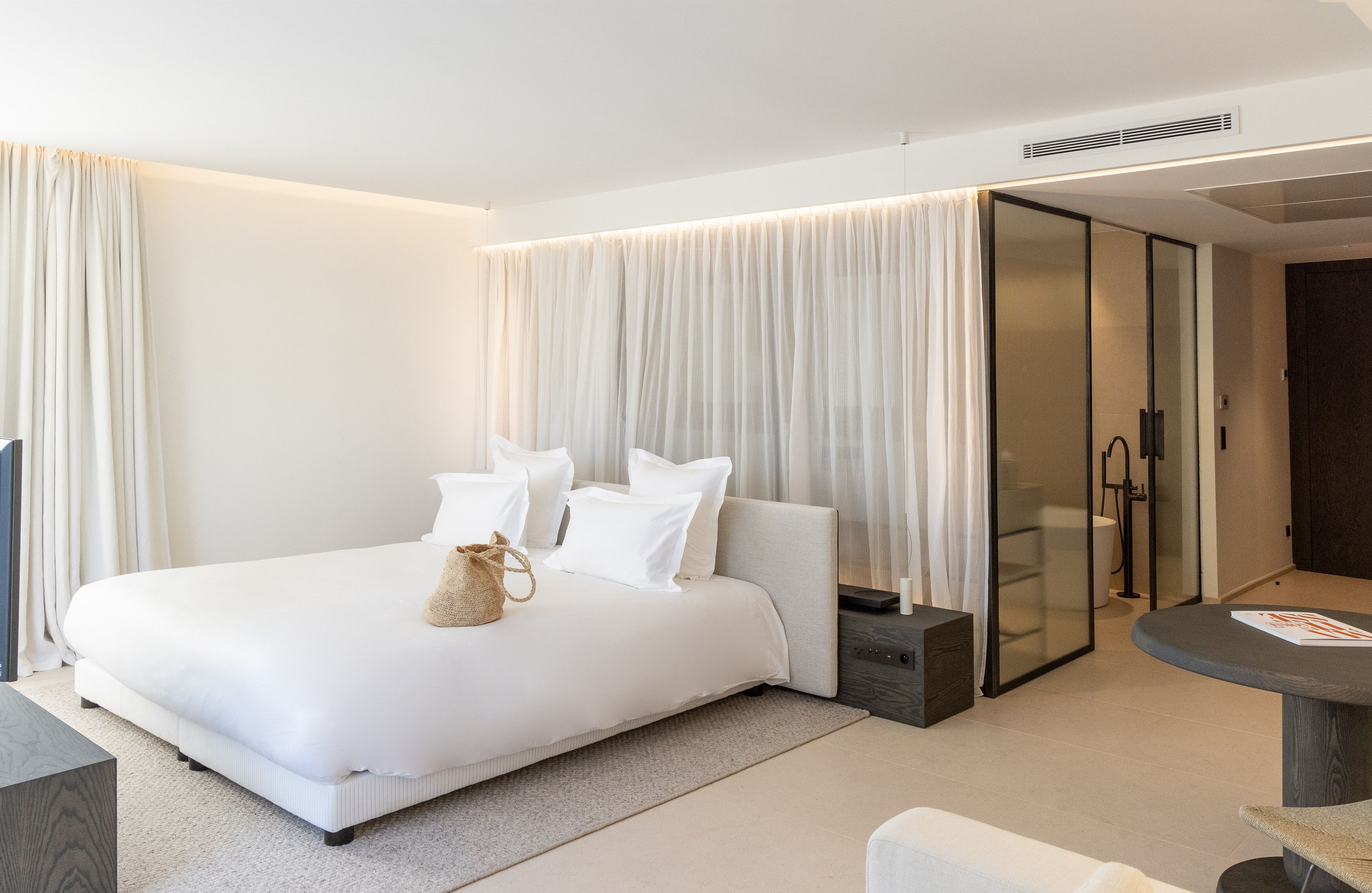 Comfort Room, 1 King Bed | Egyptian cotton sheets, premium bedding, minibar, in-room safe