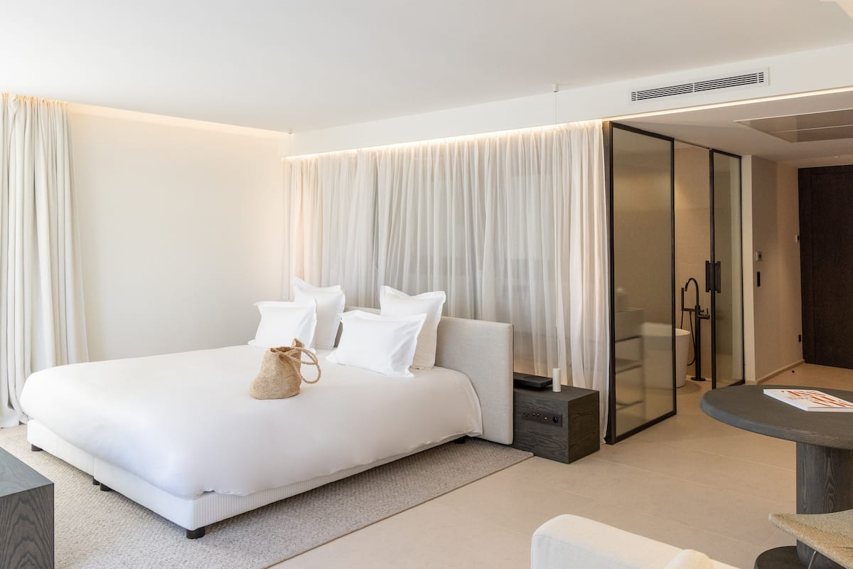 Comfort Room, 1 King Bed | Egyptian cotton sheets, premium bedding, minibar, in-room safe