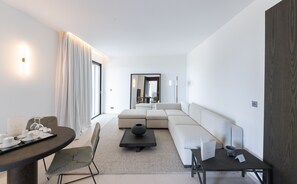 Suite Deluks | Area keluarga | TV layar datar