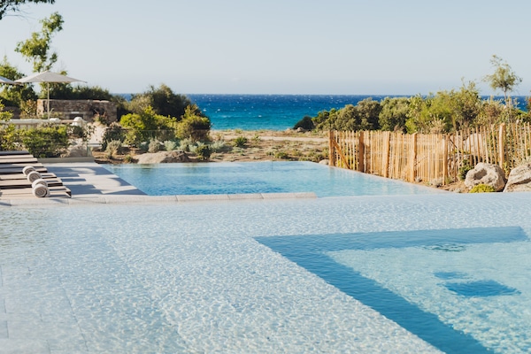 Een seizoensgebonden buitenzwembad en parasols bij het zwembad