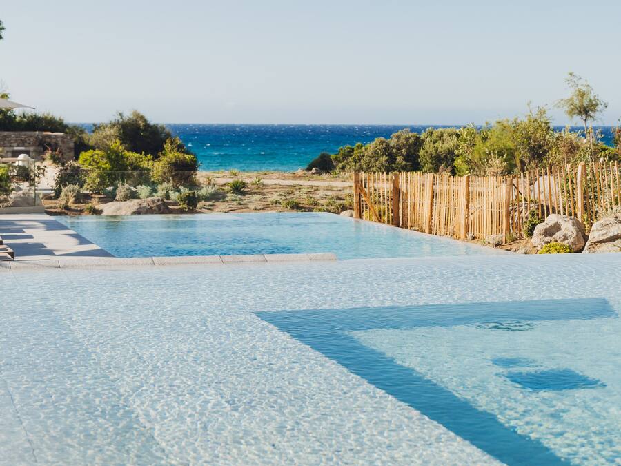 Piscine extérieure (ouverte en saison), parasols de plage