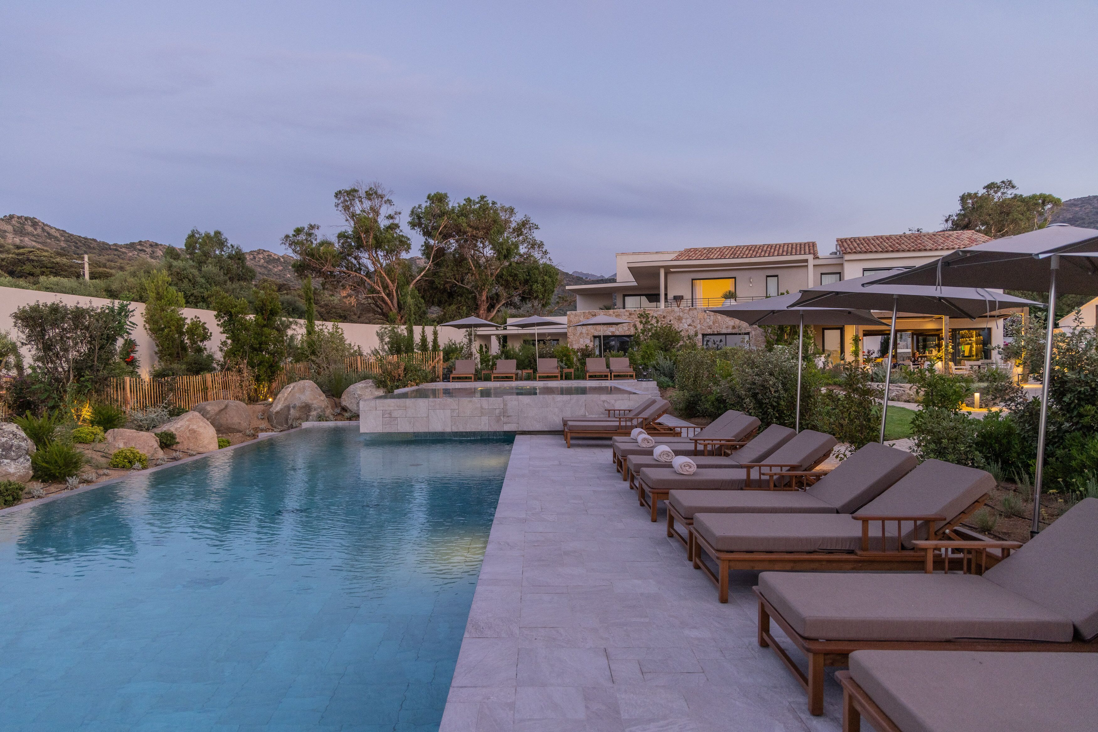 Piscine extérieure (ouverte en saison), parasols de plage