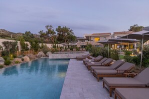Seasonal outdoor pool, open 7:00 AM to 7:00 PM, pool umbrellas - Casa Paradisu (Monticello)