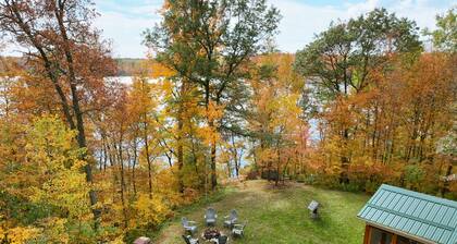 Lakefront Cabin w Screened Deck! Pontoon Rental! 2 Kayaks / Fishing Row Boat!