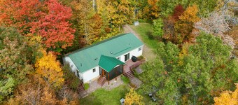 Lakefront Cabin w Screened Deck! Pontoon Rental! 2 Kayaks / Fishing Row Boat! 