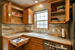 Fridge, microwave, oven, stovetop - Lakefront Cabin w Screened Deck! Pontoon Rental! 2 Kayaks / Fishing Row Boat!  (Birchwood)