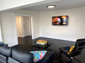 Smart TV, stereo - Modern Two Bedroom Condo - Near Boston (stoneham)