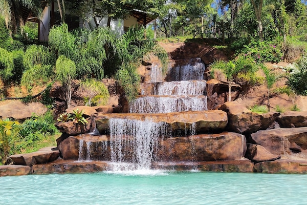 Kolam renang outdoor, dengan kursi berjemur
