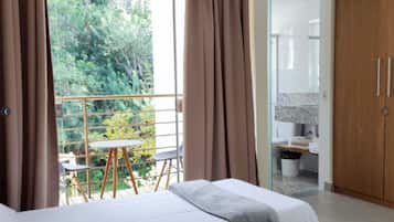 Minibar, espacio para trabajar con laptop y cortinas blackout