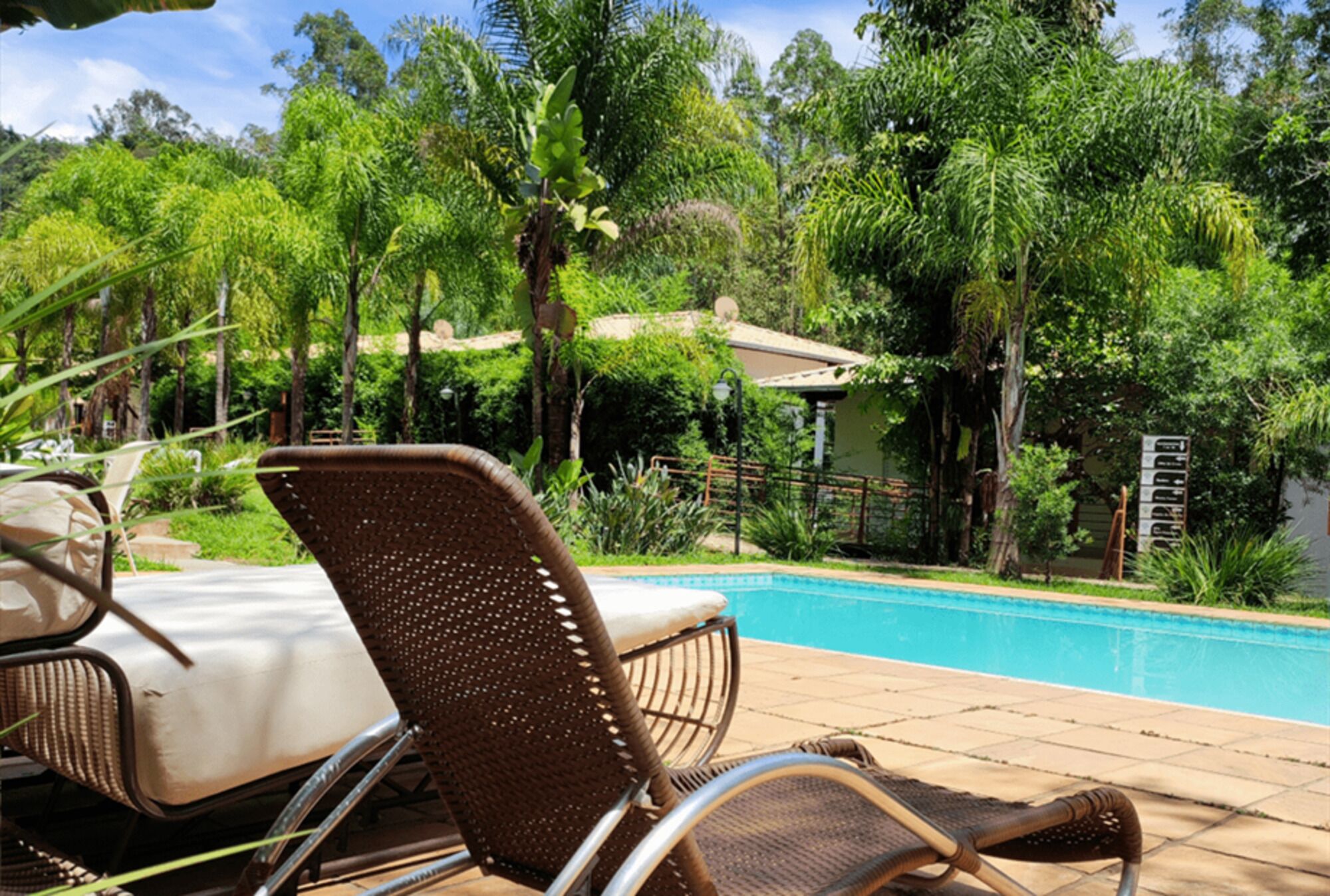 Alberca al aire libre y camastros 