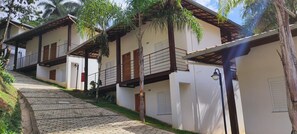 Minibar, laptop workspace, blackout drapes, bed sheets - Hotel Serra do Gandarela (Rio Acima)