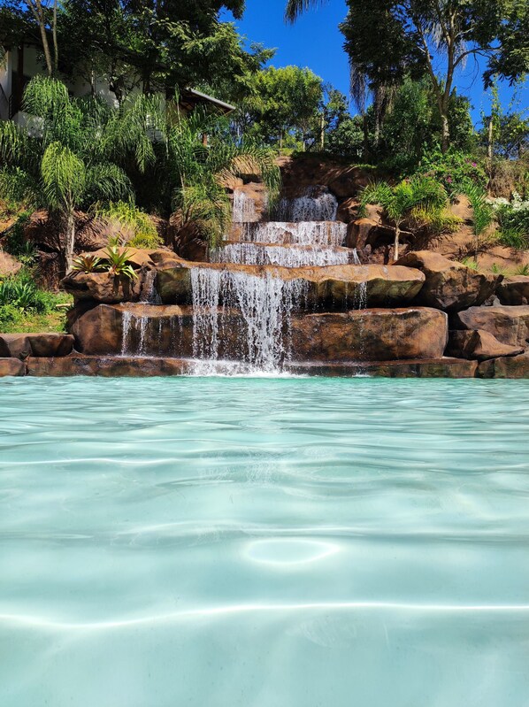 Outdoor pool, pool loungers - Hotel Serra do Gandarela (Rio Acima)