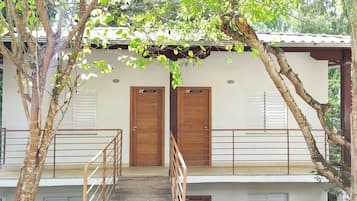 Standard-dobbeltværelse | Minibar, arbejdsområde til bærbare computere, mørklægningsgardiner