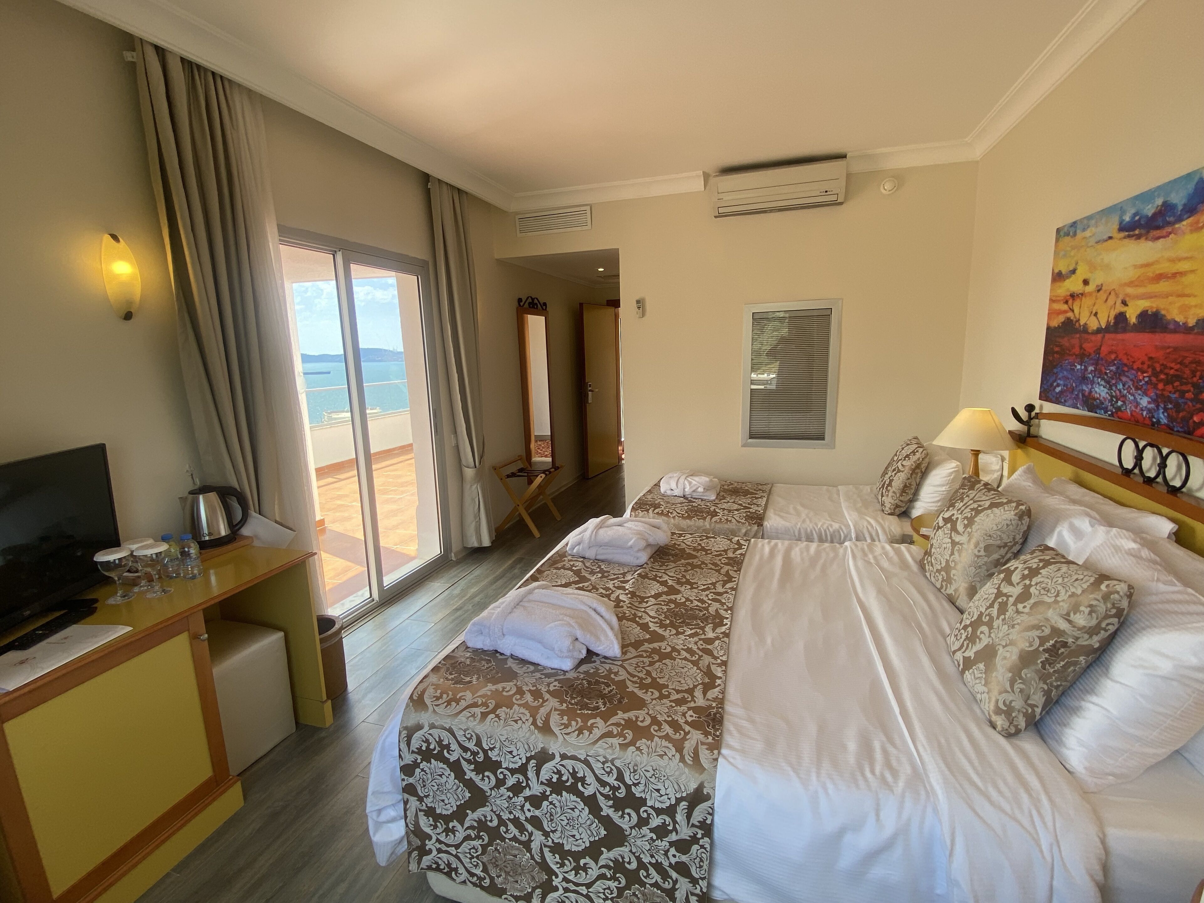 minibar, in-room safe, free wifi, bed sheets