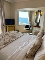 Habitación básica | Minibar, caja fuerte, wifi gratis y ropa de cama