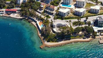 Yksityinen ranta lähistöllä, 2 rantabaaria