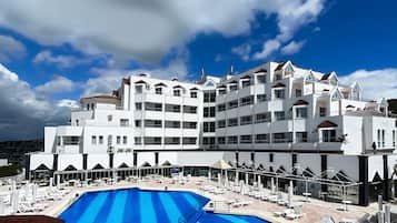 Piscine extérieure (ouverte en saison)