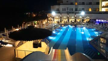 Majoituspaikan julkisivu illalla/yöllä