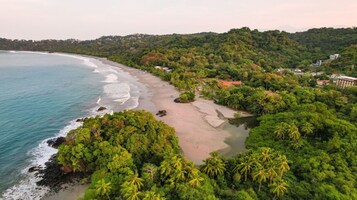 Una playa cerca, toallas de playa