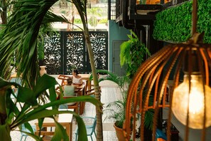 Restaurant - Wide Mouth Frog (Quepos)