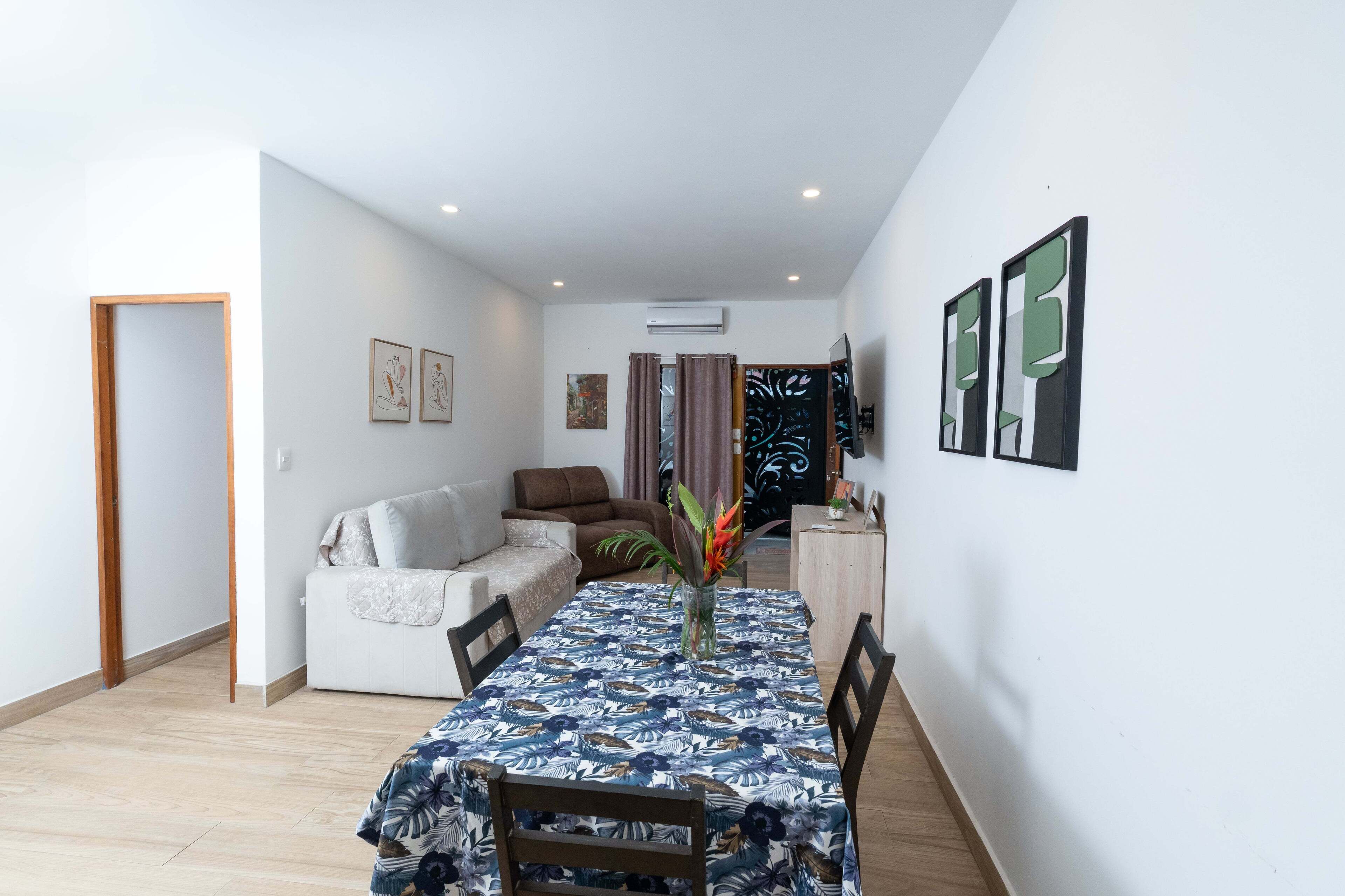 Casa estándar, 2 habitaciones | Sala de estar | Smart TV de 36 pulgadas con canales digitales, libros