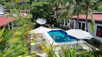 2 piscinas al aire libre, sombrillas, sillones reclinables de piscina