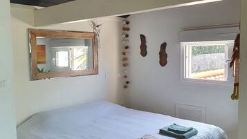 4 habitaciones, escritorio y tabla de planchar con plancha