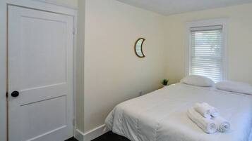 3 bedrooms, desk, iron/ironing board, free WiFi