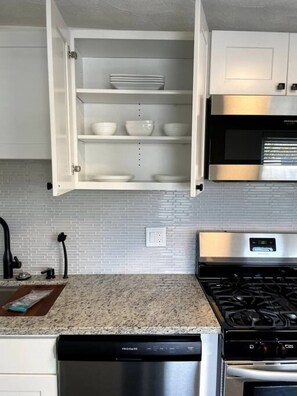 Kjøleskap, mikrobølgeovn, ovn og kokeplater