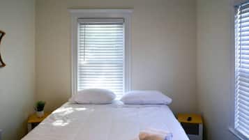 3 bedrooms, desk, iron/ironing board, free WiFi