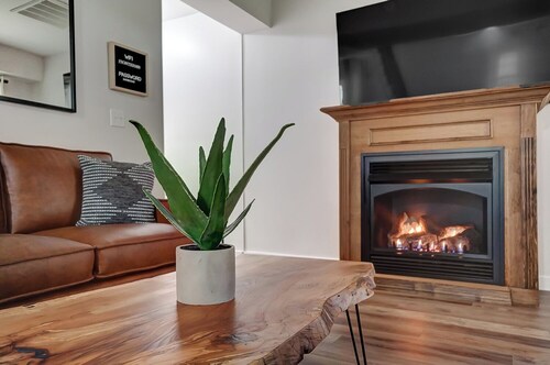 Modern Farmhouse: 30 Private Acres + King Bed + Hot Tub